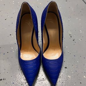 “Snake skin” blue Giuseppe Zanotti pumps!